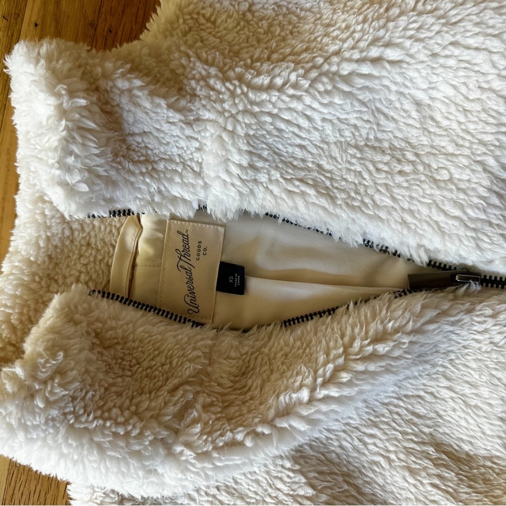 Target Universal Thread Fuzzy White Jacket - image 6